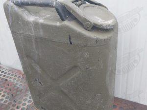 jerrycan agua usada